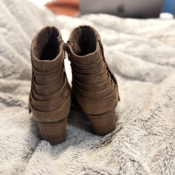 Stylish Tan Ankle Boots with Braided Accent - Picture 2 of 4